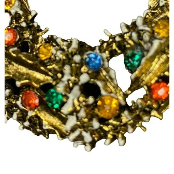 Vintage Christmas 1960s Signed ART Rhinestone and Red Enamel Bow Wreath Brooch - Picture 3 of 5